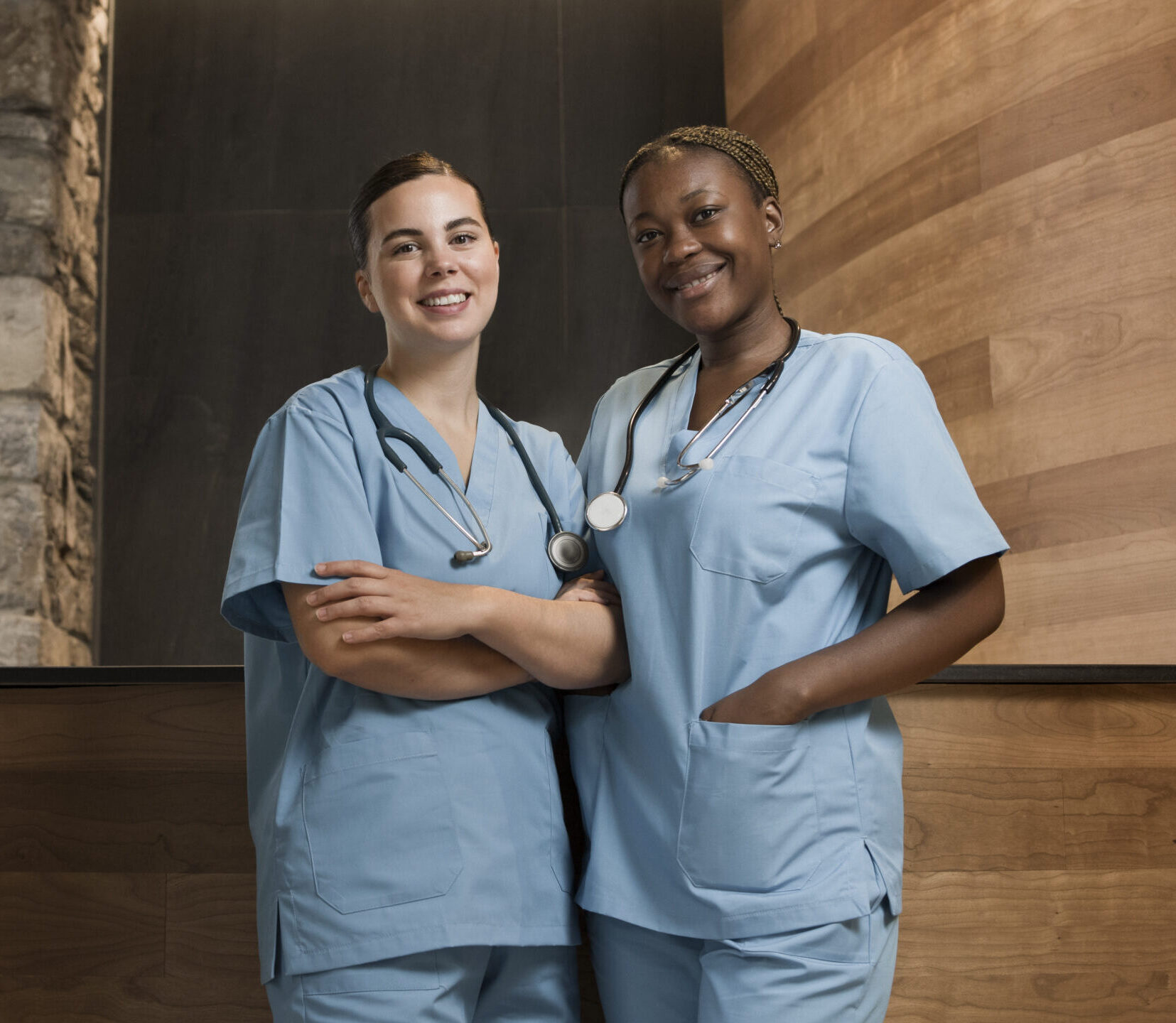 zwei-krankenschwestern-die-kitteln-der-klinik-arbeiten (1)